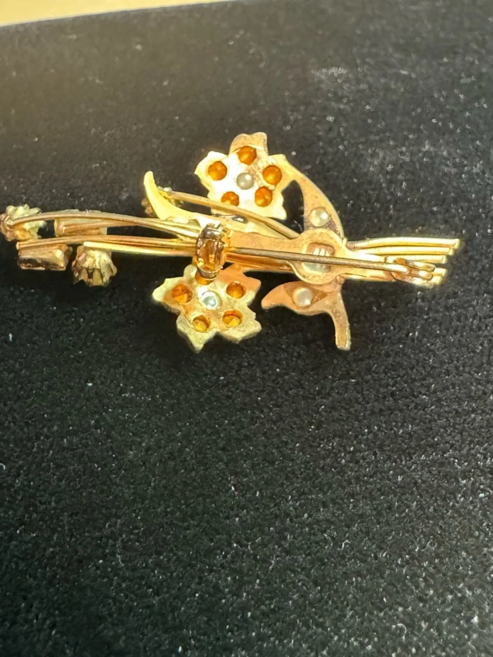 VTG delicate gold tone floral brooch w/faux pearls & clear rhinestone accents